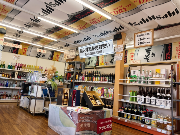 輸入洋酒・日本酒・ワインが並ぶ、のむらや酒店の店内